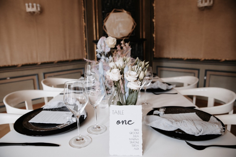 Moderne Frühlingshochzeit in Pastelltönen mit Pfirsich, Hellblau, Flieder kombiniert zu klassischem Weiß und edlem Schwarz