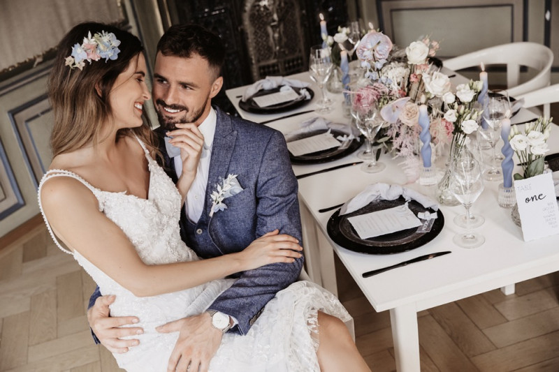 Moderne Frühlingshochzeit in Pastelltönen mit Pfirsich, Hellblau, Flieder kombiniert zu klassischem Weiß und edlem Schwarz