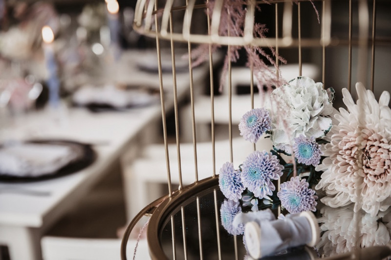 Moderne Frühlingshochzeit in Pastelltönen mit Pfirsich, Hellblau, Flieder kombiniert zu klassischem Weiß und edlem Schwarz