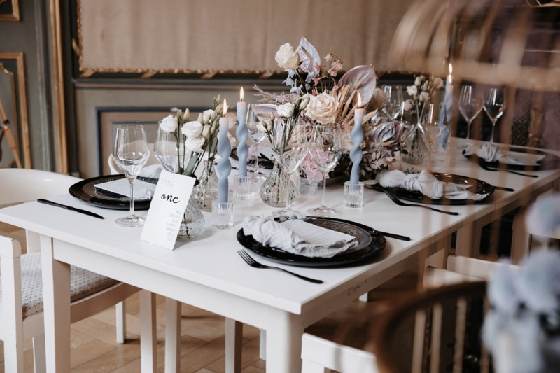 Moderne Frühlingshochzeit in Pastelltönen mit Pfirsich, Hellblau, Flieder kombiniert zu klassischem Weiß und edlem Schwarz