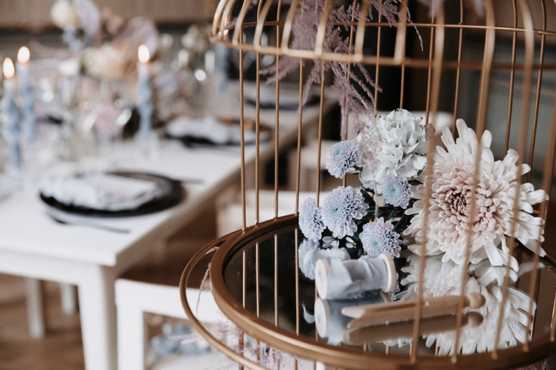 Moderne Frühlingshochzeit in Pastelltönen mit Pfirsich, Hellblau, Flieder kombiniert zu klassischem Weiß und edlem Schwarz