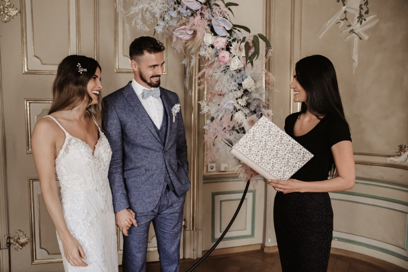 Moderne Frühlingshochzeit in Pastelltönen mit Pfirsich, Hellblau, Flieder kombiniert zu klassischem Weiß und edlem Schwarz