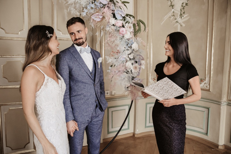 Moderne Frühlingshochzeit in Pastelltönen mit Pfirsich, Hellblau, Flieder kombiniert zu klassischem Weiß und edlem Schwarz