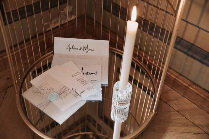 Moderne Frühlingshochzeit in Pastelltönen mit Pfirsich, Hellblau, Flieder kombiniert zu klassischem Weiß und edlem Schwarz