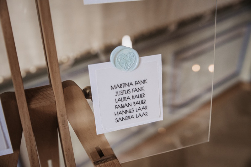 Moderne Frühlingshochzeit in Pastelltönen mit Pfirsich, Hellblau, Flieder kombiniert zu klassischem Weiß und edlem Schwarz