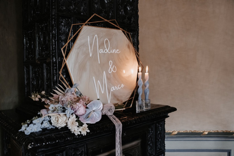 Moderne Frühlingshochzeit in Pastelltönen mit Pfirsich, Hellblau, Flieder kombiniert zu klassischem Weiß und edlem Schwarz