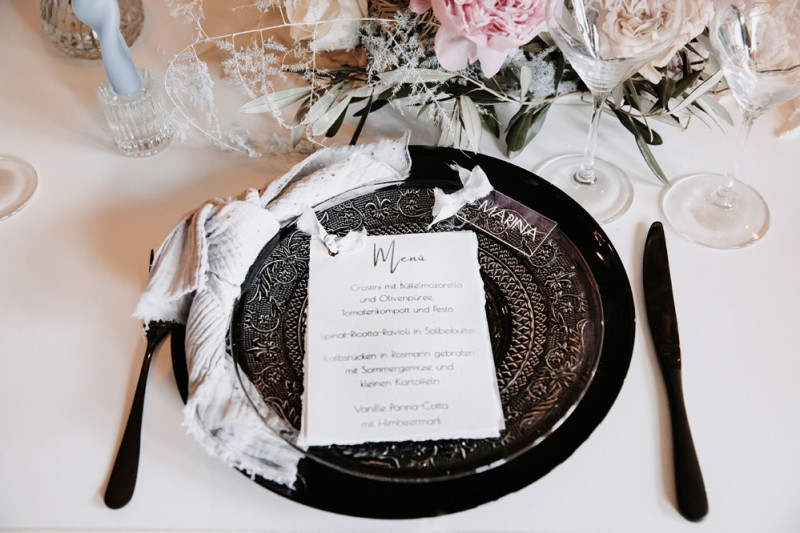 Moderne Frühlingshochzeit in Pastelltönen mit Pfirsich, Hellblau, Flieder kombiniert zu klassischem Weiß und edlem Schwarz