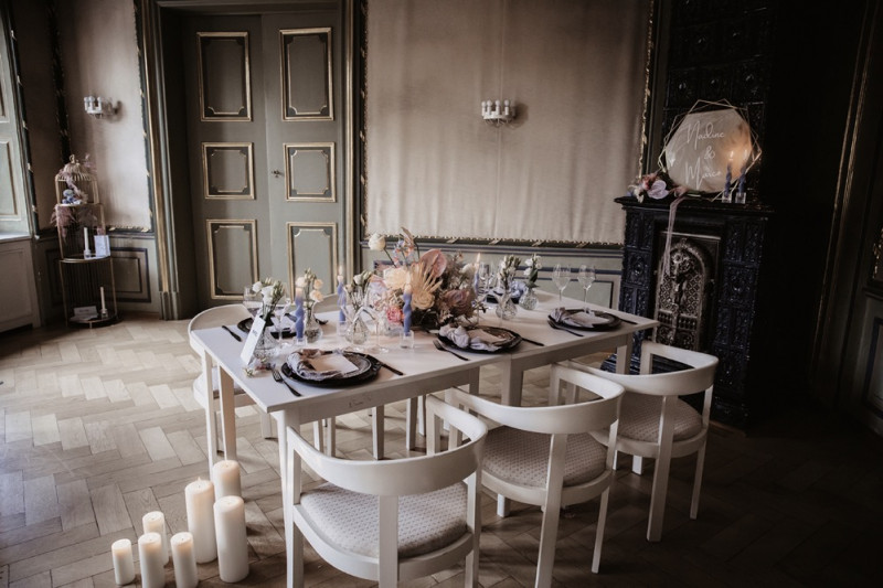 Moderne Frühlingshochzeit in Pastelltönen mit Pfirsich, Hellblau, Flieder kombiniert zu klassischem Weiß und edlem Schwarz