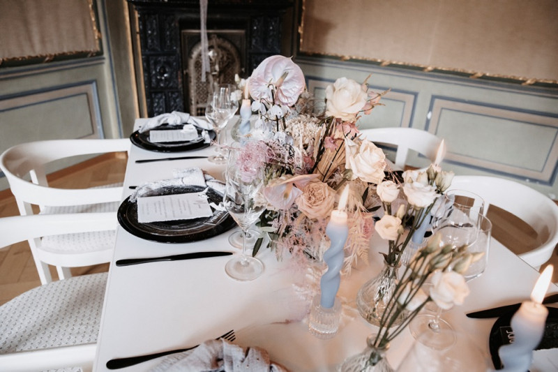 Moderne Frühlingshochzeit in Pastelltönen mit Pfirsich, Hellblau, Flieder kombiniert zu klassischem Weiß und edlem Schwarz