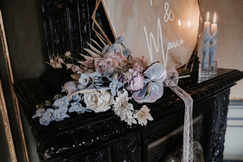 Moderne Frühlingshochzeit in Pastelltönen mit Pfirsich, Hellblau, Flieder kombiniert zu klassischem Weiß und edlem Schwarz