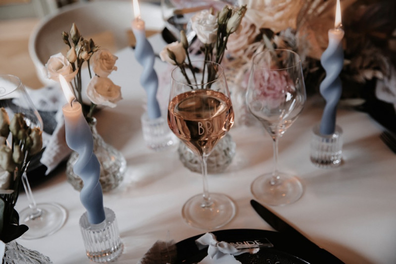 Moderne Frühlingshochzeit in Pastelltönen mit Pfirsich, Hellblau, Flieder kombiniert zu klassischem Weiß und edlem Schwarz