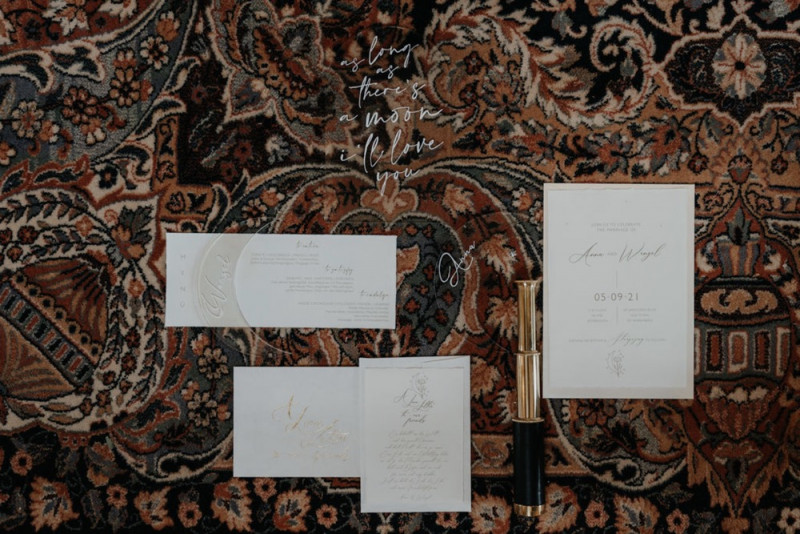 Eine Celestial Hochzeit voller Monddetails in zarten Nudetönen und Gold