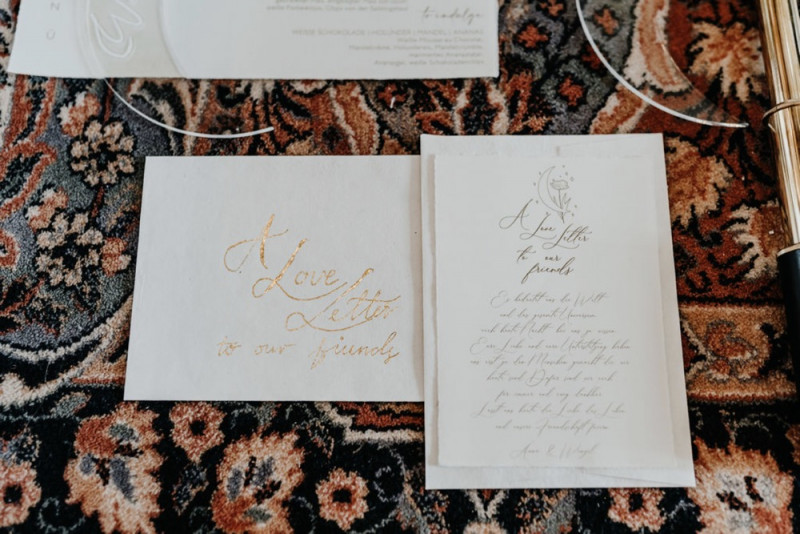 Eine Celestial Hochzeit voller Monddetails in zarten Nudetönen und Gold