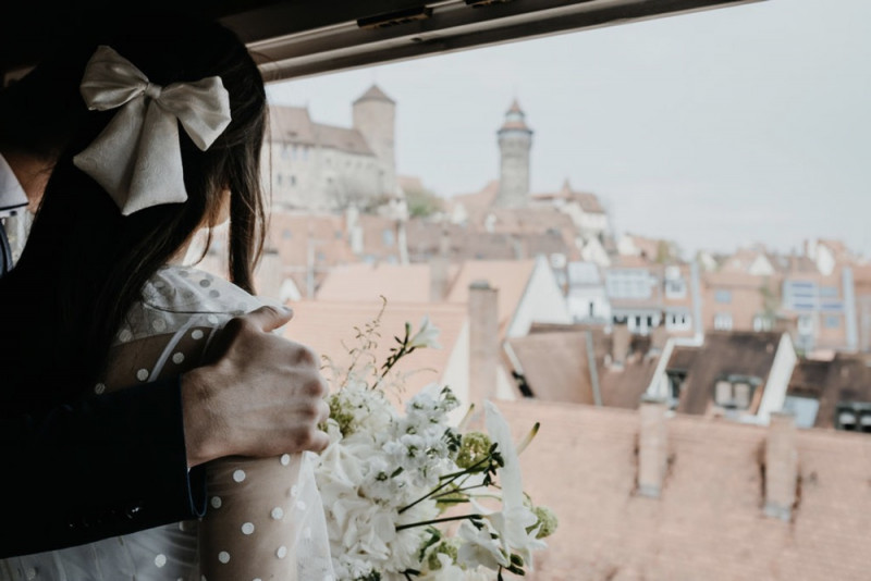 Eine Celestial Hochzeit voller Monddetails in zarten Nudetönen und Gold