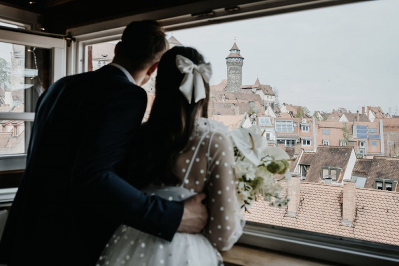 Eine Celestial Hochzeit voller Monddetails in zarten Nudetönen und Gold
