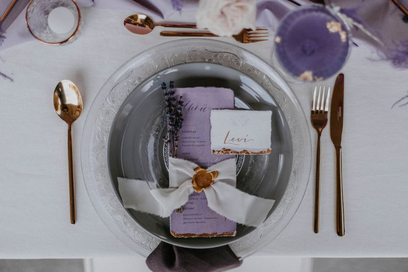 Hochzeit feiern in schönstem Lila dank der Pantone Farbe 2022 - Very Peri