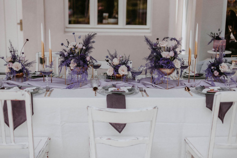 Hochzeit feiern in schönstem Lila dank der Pantone Farbe 2022 - Very Peri