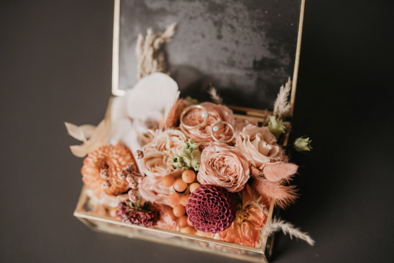 Die Hochzeitsreportage von Soni & Martin, Eine rustikale Bohohochzeit in der Scheune des Landgasthofs Lenderstuben Ringbox Blumen, Ringbox Glas, Ringbox Hochzeit
