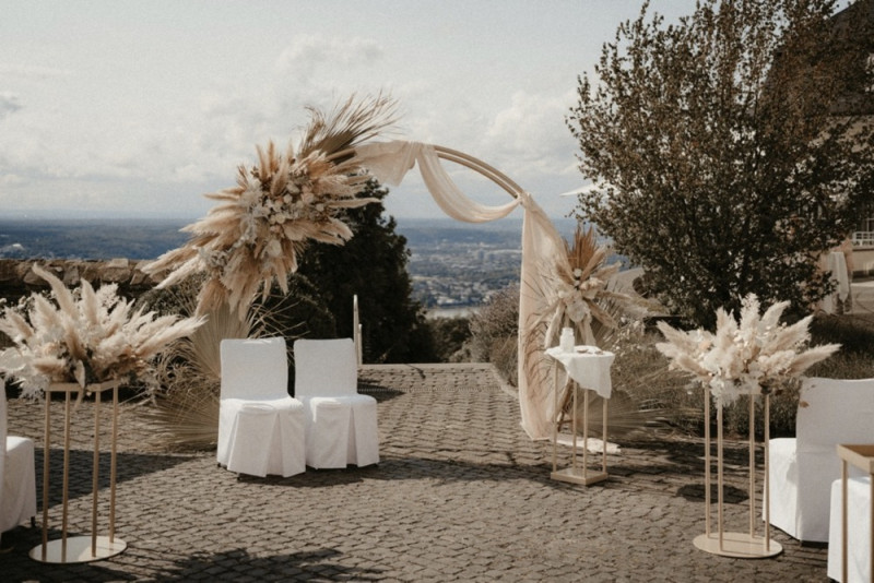 Eine traumhafte Bohohochzeit voller Eleganz und wildem Pampasgras im Steigenberger Grandhotel Traubogen, Hochzeitsdekoration, Bohohochzeit, Blumendekoration, Freie Trauung