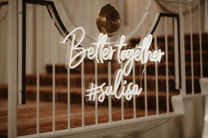 Eine traumhafte Bohohochzeit voller Eleganz und wildem Pampasgras im Steigenberger Grandhotel Hochzeitsschild, Neonschild, Hochzeitsdekoration