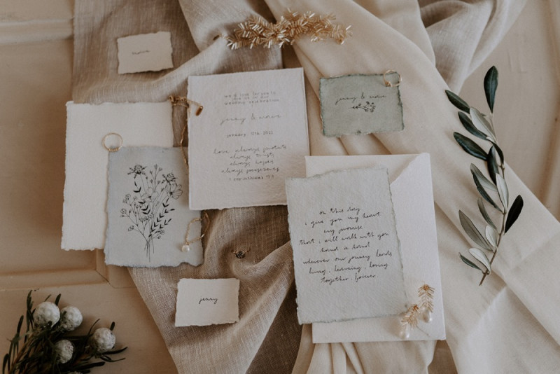 Winterhochzeit in kühlen Farben wie Grau, Grün und Mintgrau samt Winterbraut Inspiration Hochzeitspapeterie, Hochzeitseinladungen