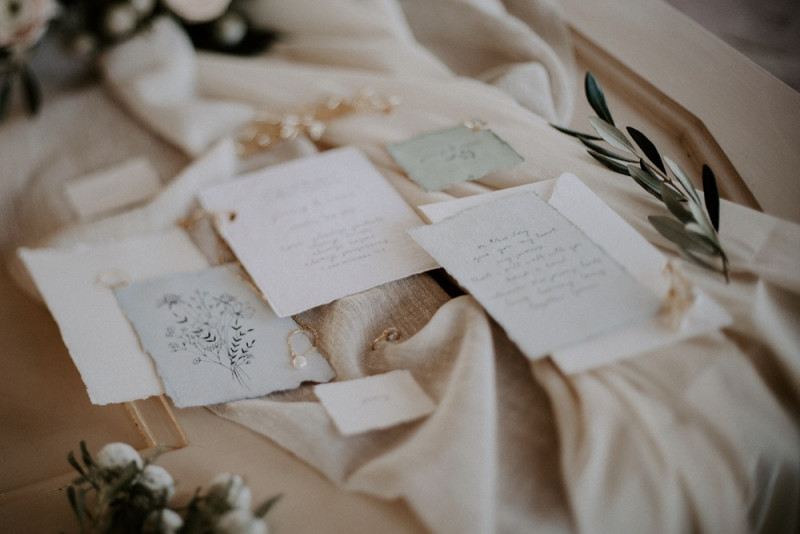 Winterhochzeit in kühlen Farben wie Grau, Grün und Mintgrau samt Winterbraut Inspiration