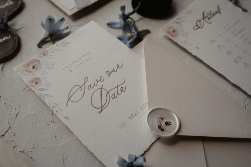 Eine elegante Waldhochzeit mit freier Trauung in wunderschönem Hellblau, Rosé und Creme