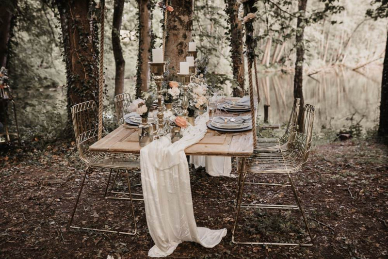 Eine elegante Waldhochzeit mit freier Trauung in wunderschönem Hellblau, Rosé und Creme
