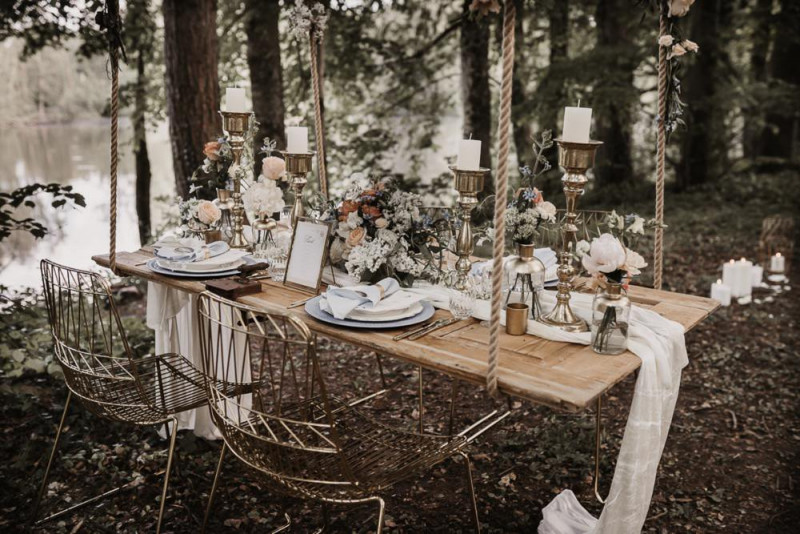 Eine elegante Waldhochzeit mit freier Trauung in wunderschönem Hellblau, Rosé und Creme