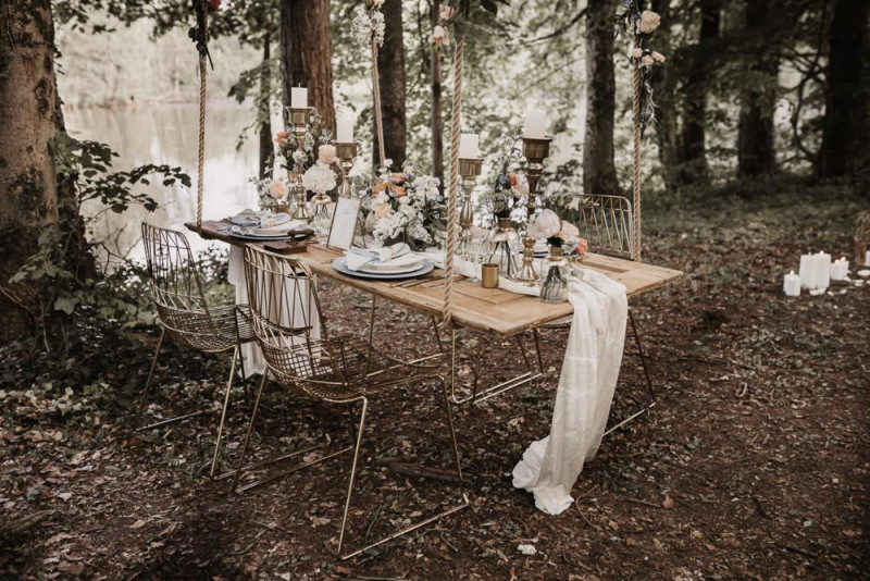 Eine elegante Waldhochzeit mit freier Trauung in wunderschönem Hellblau, Rosé und Creme