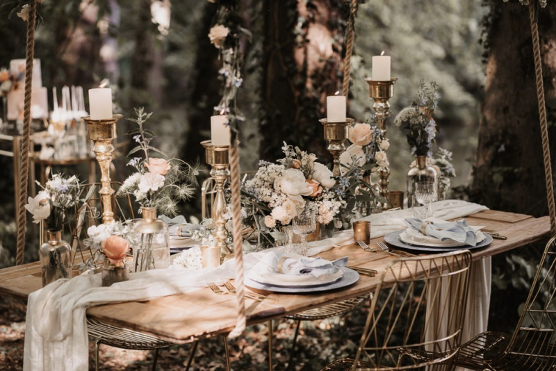 Eine elegante Waldhochzeit mit freier Trauung in wunderschönem Hellblau, Rosé und Creme