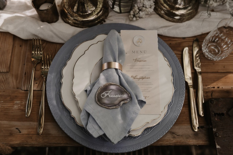 Eine elegante Waldhochzeit mit freier Trauung in wunderschönem Hellblau, Rosé und Creme