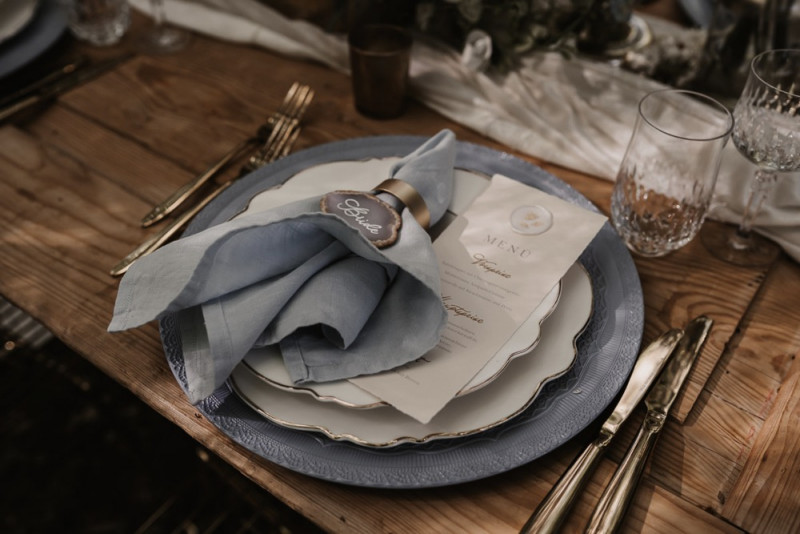 Eine elegante Waldhochzeit mit freier Trauung in wunderschönem Hellblau, Rosé und Creme