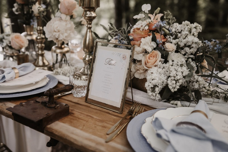 Eine elegante Waldhochzeit mit freier Trauung in wunderschönem Hellblau, Rosé und Creme