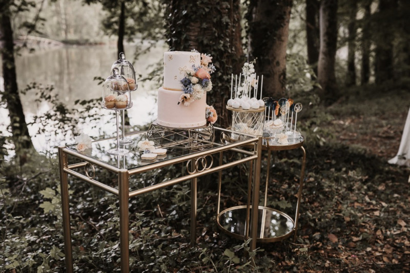 Eine elegante Waldhochzeit mit freier Trauung in wunderschönem Hellblau, Rosé und Creme