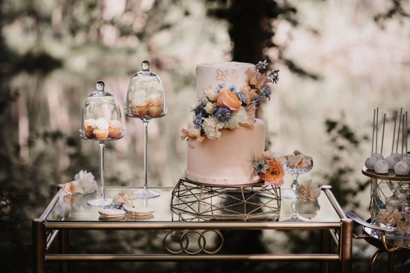 Eine elegante Waldhochzeit mit freier Trauung in wunderschönem Hellblau, Rosé und Creme