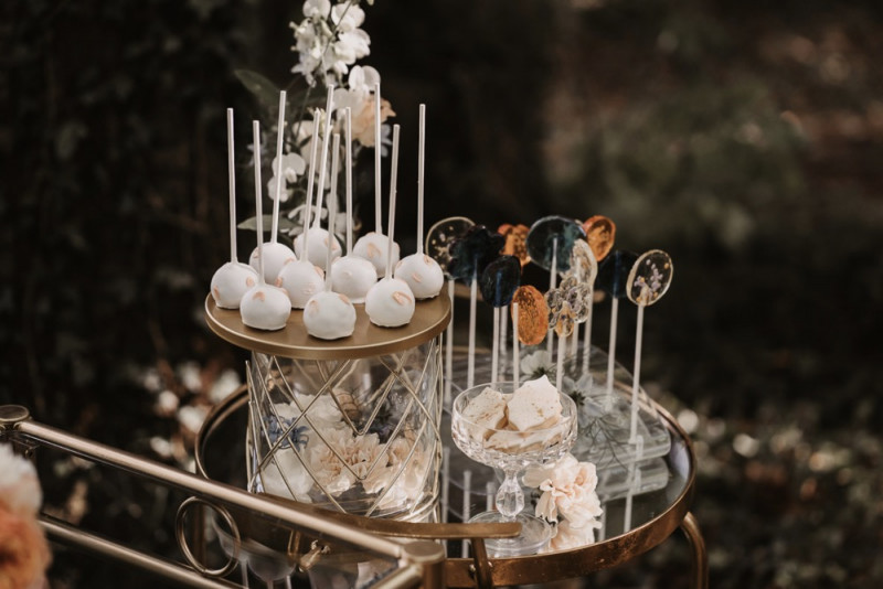 Eine elegante Waldhochzeit mit freier Trauung in wunderschönem Hellblau, Rosé und Creme Candy Bar Hochzeit, Sweet Table Hochzeit