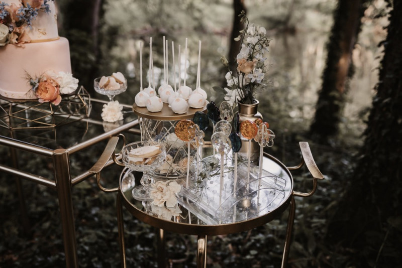 Eine elegante Waldhochzeit mit freier Trauung in wunderschönem Hellblau, Rosé und Creme