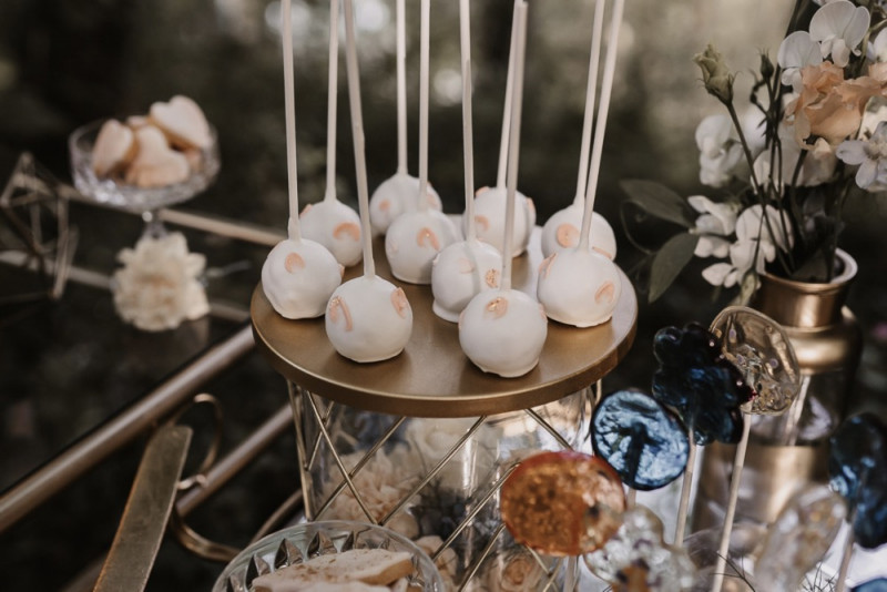 Eine elegante Waldhochzeit mit freier Trauung in wunderschönem Hellblau, Rosé und Creme