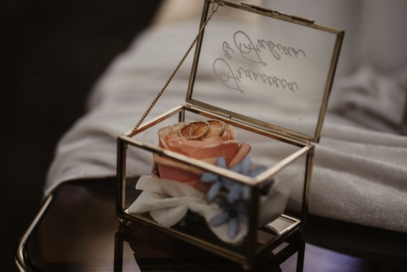 Eine elegante Waldhochzeit mit freier Trauung in wunderschönem Hellblau, Rosé und Creme