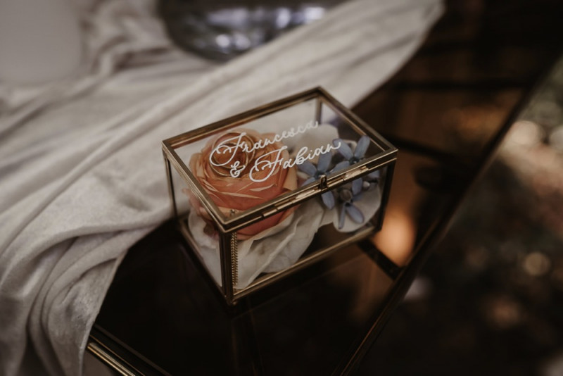 Eine elegante Waldhochzeit mit freier Trauung in wunderschönem Hellblau, Rosé und Creme Ringbox Hochzeit, Ringbox Glas, Ringkissen, Trauung