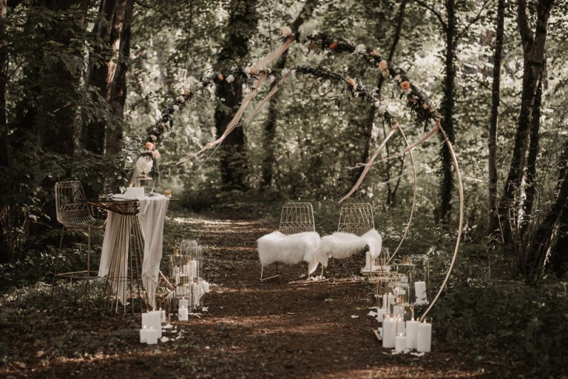 Eine elegante Waldhochzeit mit freier Trauung in wunderschönem Hellblau, Rosé und Creme Traubogen, Hochzeitszeremonie, Hochzeitsdekoration, Freie Trauung