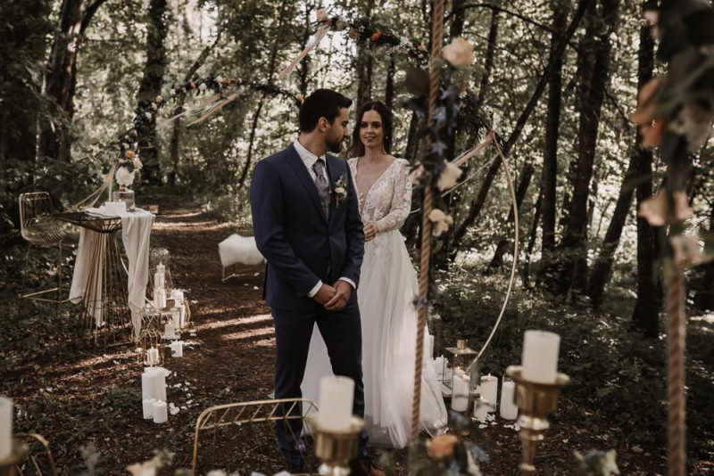 Eine elegante Waldhochzeit mit freier Trauung in wunderschönem Hellblau, Rosé und Creme