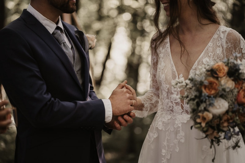 Eine elegante Waldhochzeit mit freier Trauung in wunderschönem Hellblau, Rosé und Creme