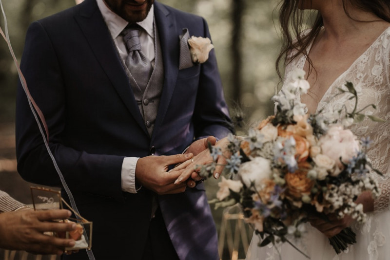 Eine elegante Waldhochzeit mit freier Trauung in wunderschönem Hellblau, Rosé und Creme