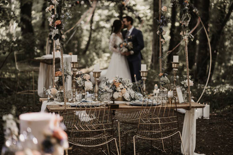 Eine elegante Waldhochzeit mit freier Trauung in wunderschönem Hellblau, Rosé und Creme