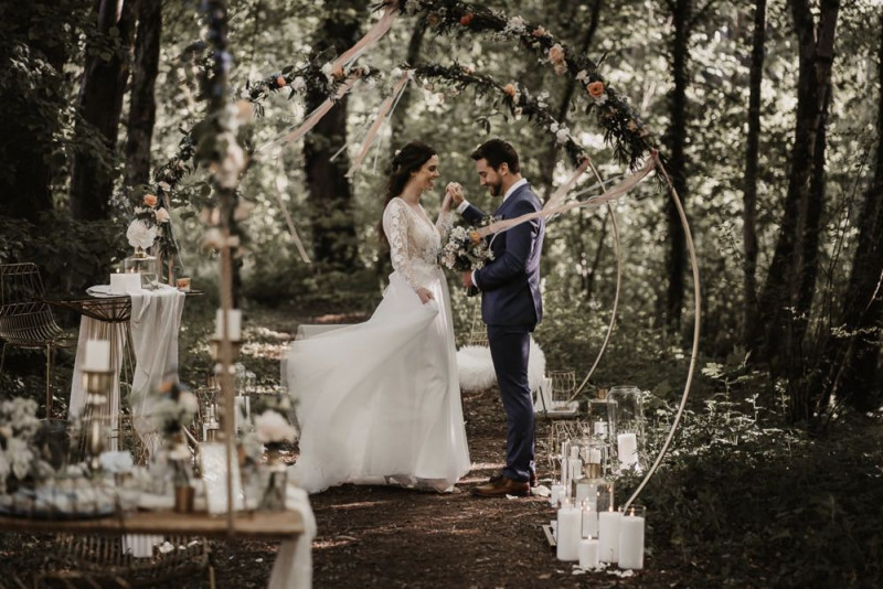 Eine elegante Waldhochzeit mit freier Trauung in wunderschönem Hellblau, Rosé und Creme