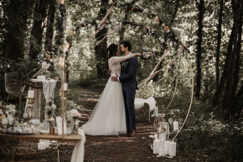 Eine elegante Waldhochzeit mit freier Trauung in wunderschönem Hellblau, Rosé und Creme