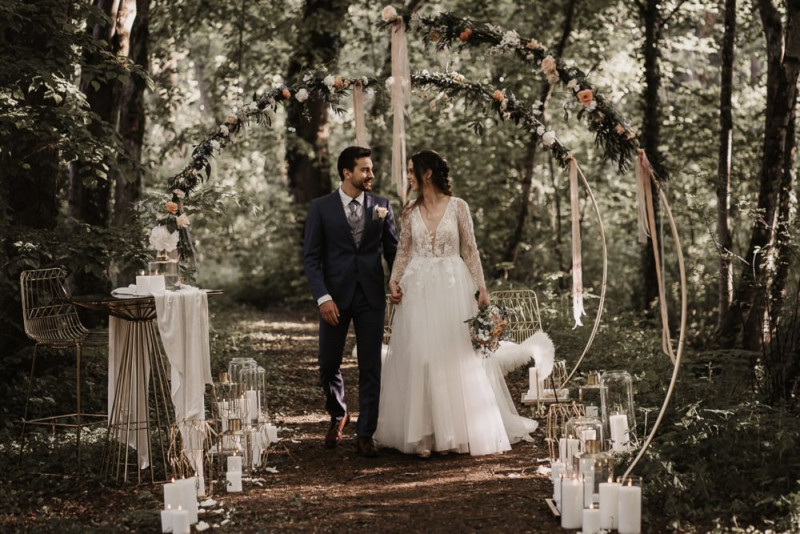 Eine elegante Waldhochzeit mit freier Trauung in wunderschönem Hellblau, Rosé und Creme