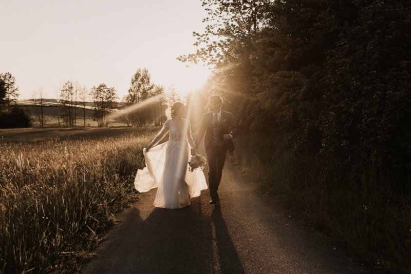 Eine elegante Waldhochzeit mit freier Trauung in wunderschönem Hellblau, Rosé und Creme